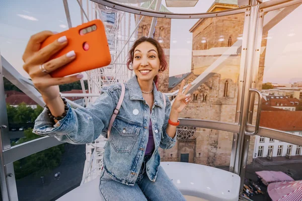 Ένα Κορίτσι Που Ταξιδεύει Βγάζει Μια Φωτογραφία Selfie Για Κοινωνικά — Φωτογραφία Αρχείου