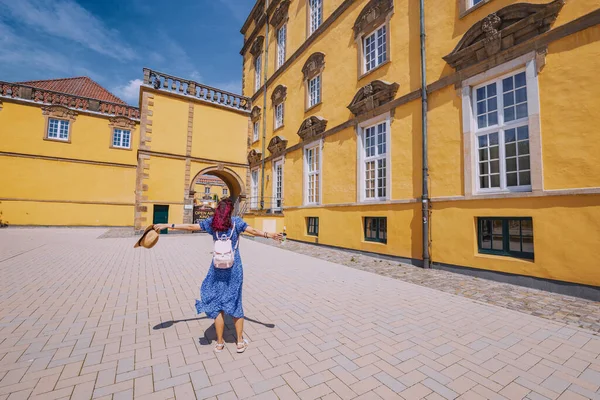 Červenec 2022 Osnabruck Německo Šťastná Studentka Kampusu Staré Evropské Univerzity — Stock fotografie