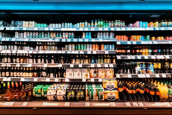 Temmuz 2022 Osnabruck Almanya Süpermarketteki Buzdolabında Yumuşak Hafif Alkollü Içecekler — Stok fotoğraf