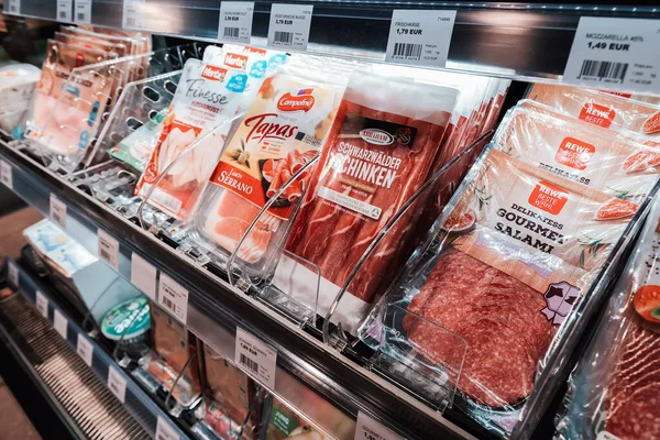 Temmuz 2022 Osnabruck Almanya Alman Süpermarketinde Sosis Dilimlenmiş Salam — Stok fotoğraf