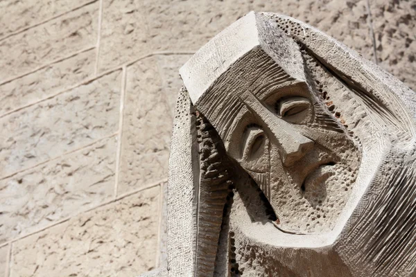 Barcelona'da Sagrada familia cephe heykeli