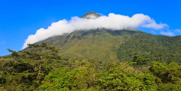 Anel de nuvens sobre Arenal — Fotografia de Stock