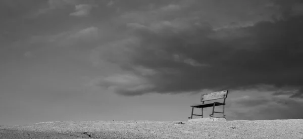 Bench on a Hill in Black and White — Stock Photo, Image