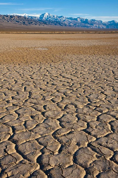 Dry Earth and Snow Peaks — Stock Photo, Image