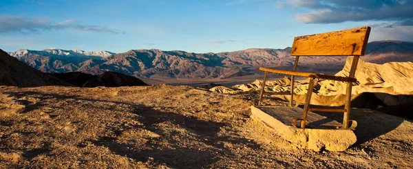 Скамейка с видом на долину смерти — стоковое фото