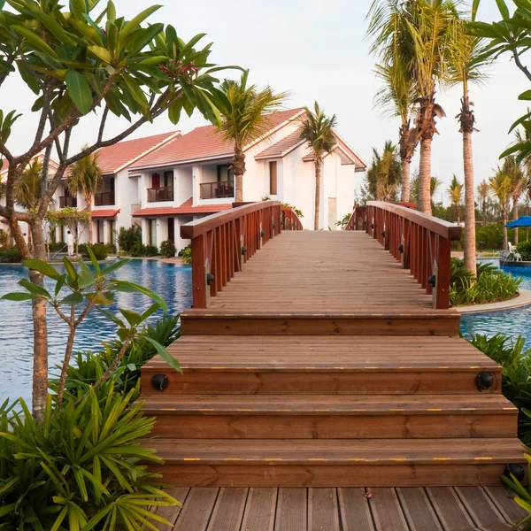 Brücke in einem tropischen Resort — Stockfoto