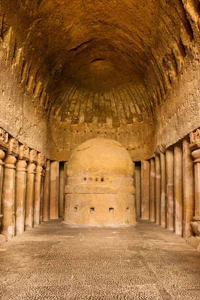 Salle de prière dans les grottes de Kanheri — Photo