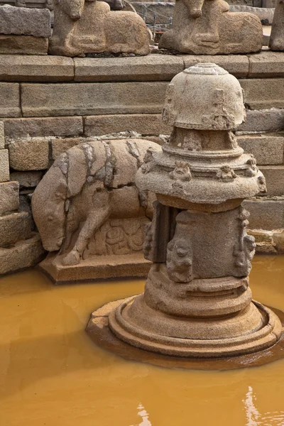 Pequeña piscina en un templo hindú — Foto de Stock