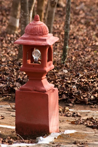 Rode lantaarn in een resort in india — Stockfoto