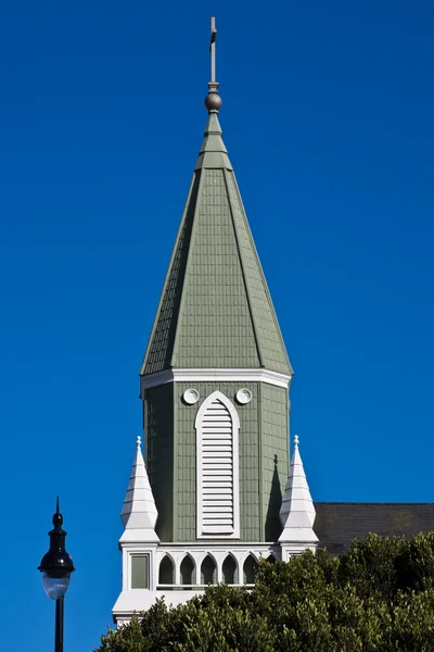 Tour de l'église et poteau de lampe — Photo