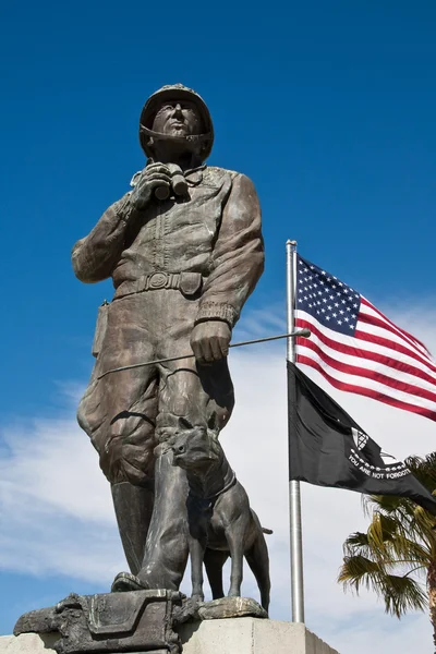 जनरल पॅटन पुतळा आणि ध्वज — स्टॉक फोटो, इमेज