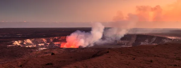 Cratera Halemaumau ativa ao pôr do sol — Fotografia de Stock