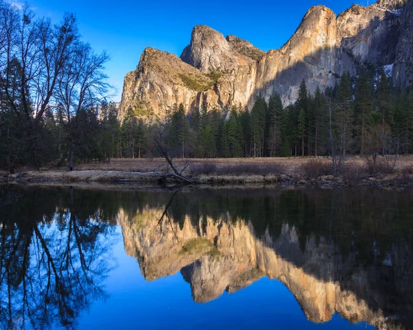 Kathedraal rotsen reflecties — Stockfoto