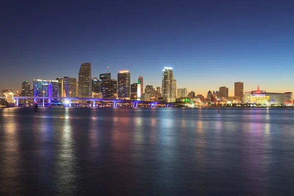 Miami skyline på natten — Stockfoto