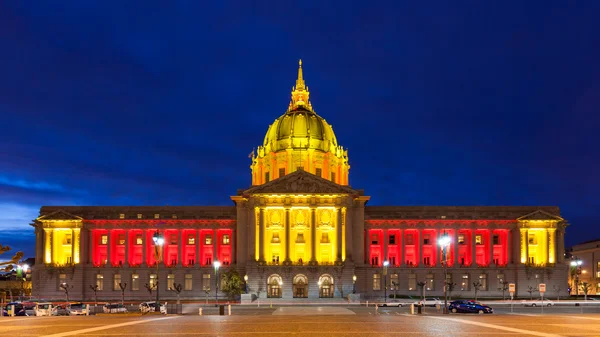 San franicisco 市政厅在红色和金色 — 图库照片