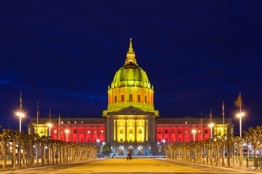 San franicisco belediye binası içinde kırmızı ve altın