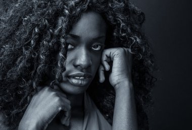 üzgün Afrikalı kız