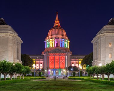 san francisco city hall gökkuşağı renkleri