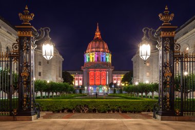 san francisco city hall gökkuşağı renkleri