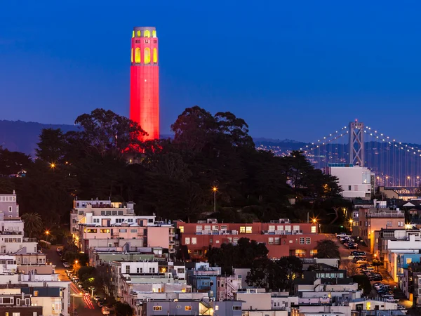 Coit tower w czerwone i złote — Zdjęcie stockowe