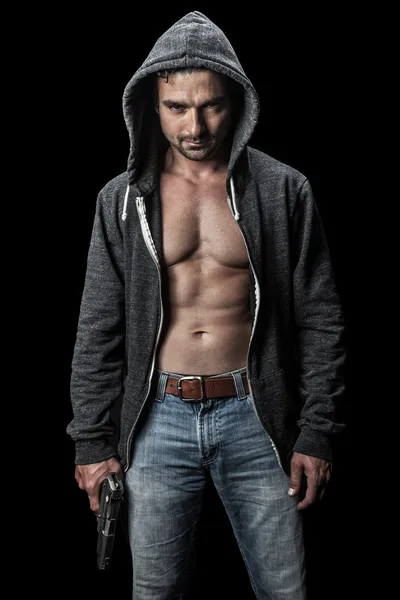 siyah arka plan üzerine silahlı genç adam