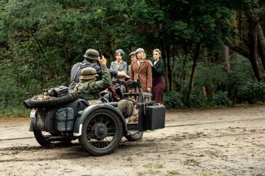 Hel, Pomerania, Poland- 27 Ağustos 2021: İkinci Dünya Savaşı. Fransa, Alman işgali, Alman sansar askerleri evrakları kontrol ediyor ve Fransız sivillerin revizyonunu yapıyor..  