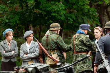 Hel, Pomerania, Poland- 27 Ağustos 2021: İkinci Dünya Savaşı. Fransa, Alman işgali, Alman sansar askerleri evrakları kontrol ediyor ve Fransız sivillerin revizyonunu yapıyor..  