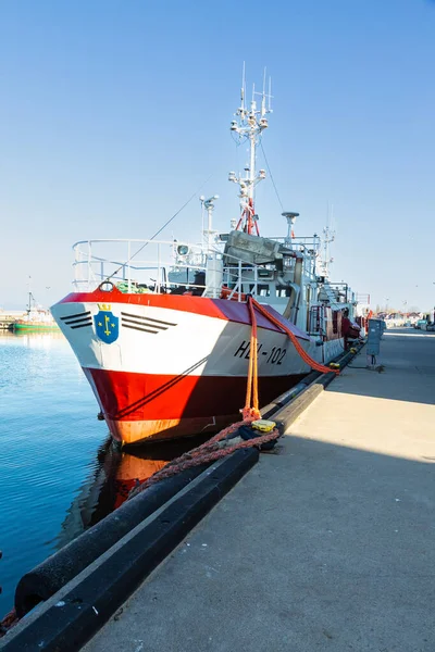 2022年5月2日 红白相间的渔船 船头涂有黑尔河的护盾 停泊在黑尔镇港口的混凝土码头 Hel Hel Peninsula Baltic Sea Pomerania — 图库照片