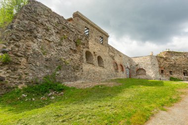 Tarihi Spitzberg Ostrog kalesinin taş duvarları. Spitzberg Kalesi - Ostrog 18. yüzyılda Prusya Kralı II. Frederick komutasında inşa edildi. Srebrna Gora, Baykuş Dağları, Aşağı Silezya, Polonya