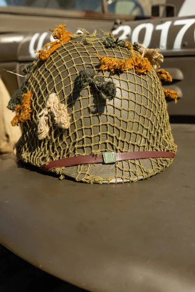 Піхотний Шолом Від Другої Світової Війни Лежить Капоті Військової Машини — стокове фото