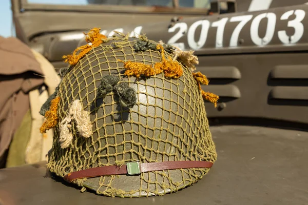 Een Infanterie Helm Uit Tweede Wereldoorlog Ligt Motorkap Van Een — Stockfoto