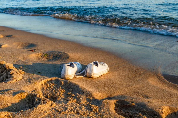 Travel Vacation Concept White Sneakers Sandy Beach Baltic Sea Hel — Stok fotoğraf