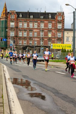 Silesia Maratonu 2022, Katowice, Silesia, Polonya. Ekim 02, 2022. Silesia Maratonu 2022. Katowice sokaklarında koşan maraton koşucuları