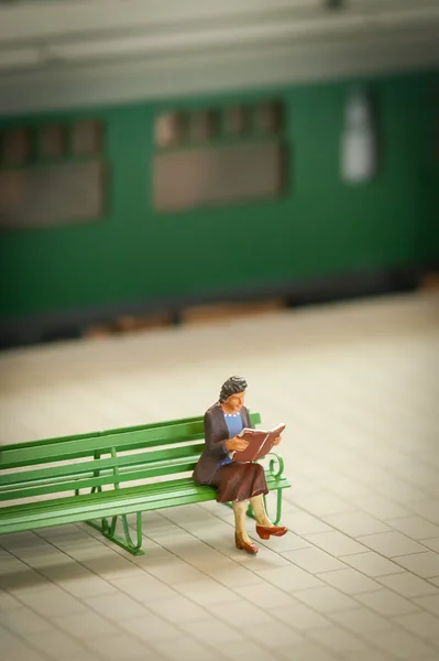 Žena čte — Stock fotografie