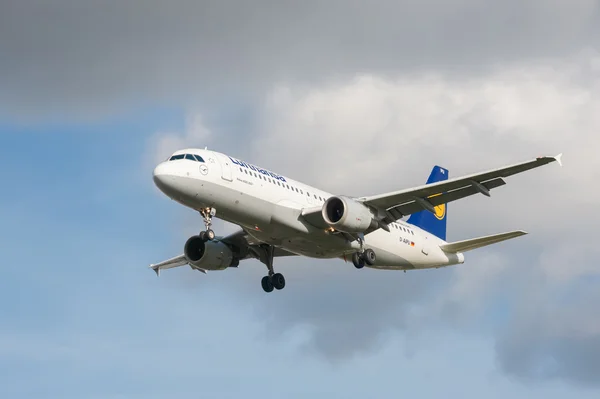 Lufthansa Airbus A320 típusú repülőgéppel — Stock Fotó