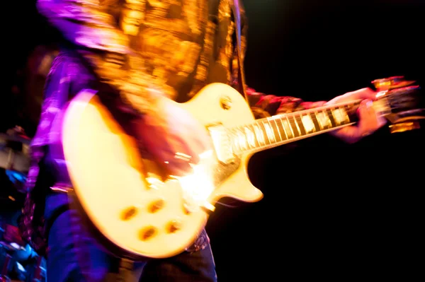 Глэм-рок-гитарист — стоковое фото