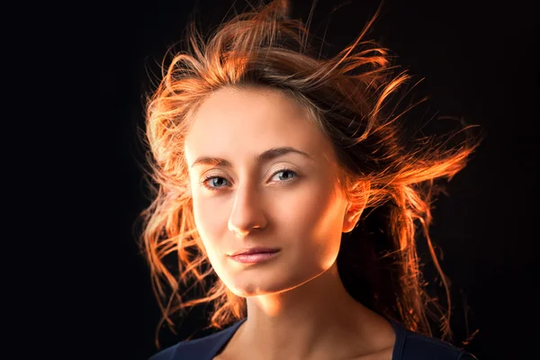 Donna con capelli volanti — Foto Stock