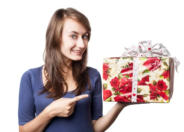 Frau hält Geschenkbox in der Hand — Stockfoto