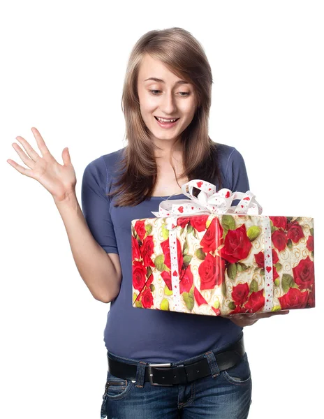 Mujer sosteniendo una caja de regalo —  Fotos de Stock