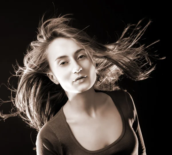 Frau mit fliegendem Haar — Stockfoto
