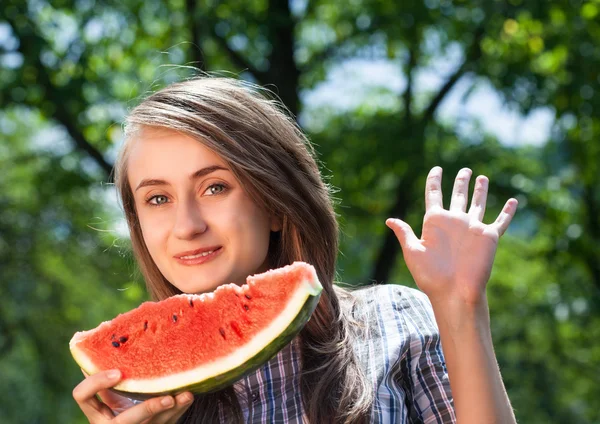 Vrouw en watermeloen — Stockfoto