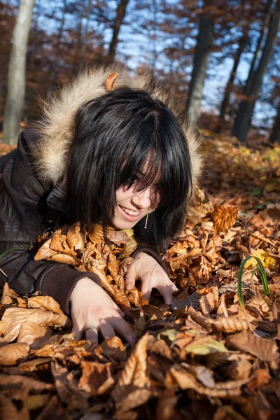 Flicka i höstskogen — Stockfoto