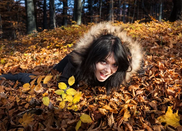 Girl and fallen autumn leaves — Stock Photo, Image