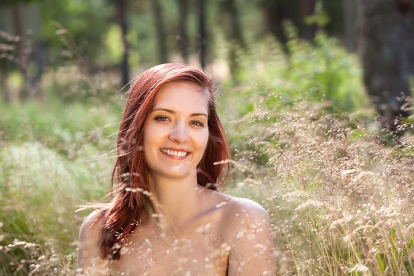 Mujer joven sobre fondo natural — Foto de Stock