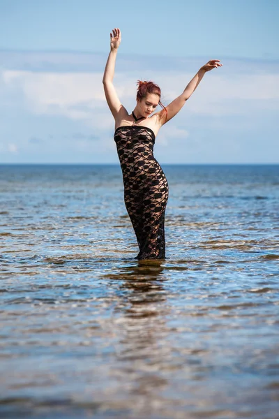 Vrouw in zwarte jurk — Stockfoto