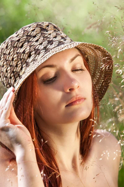 Jonge vrouw op natuurlijke achtergrond — Stockfoto