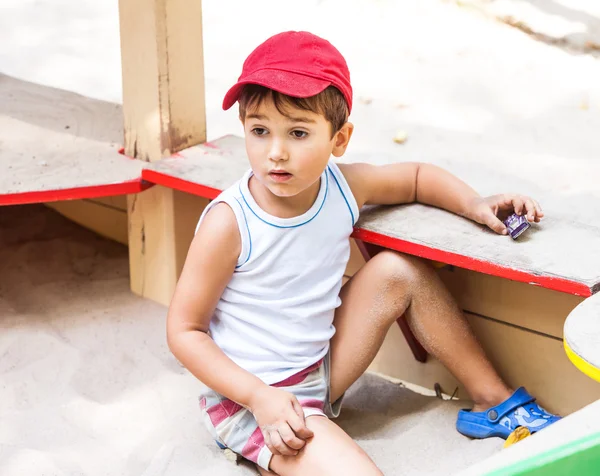 Porträtt av en 3-4 år pojke — Stockfoto