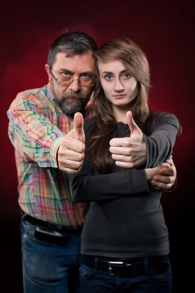 Vader en dochter. focus op handen — Stockfoto