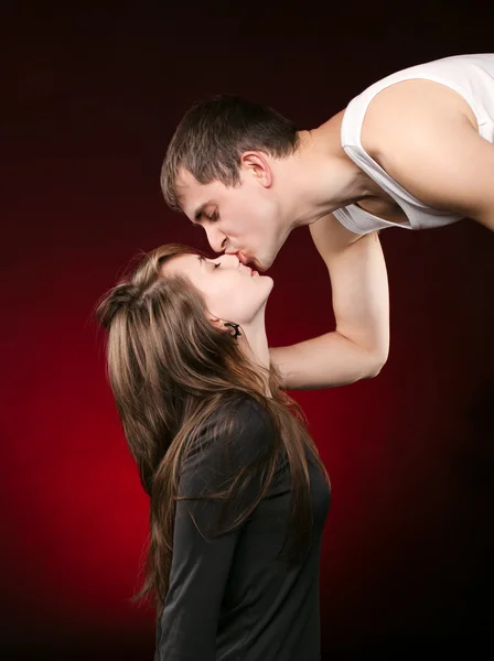 Junger Mann küsst ein Mädchen — Stockfoto