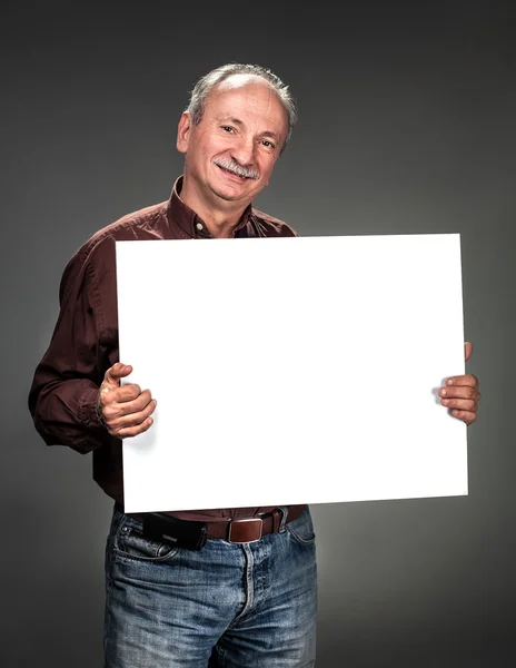 Uomo che tiene cartellone — Foto Stock